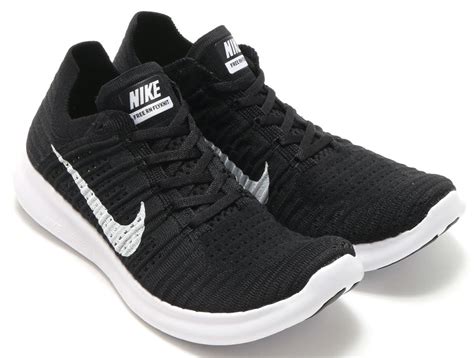 rn flyknit black and white